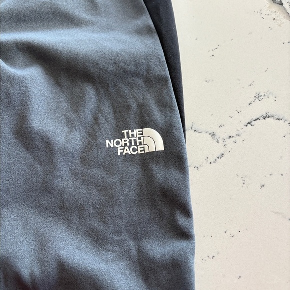 The North Face Black & Grey Leggings
Girls 14/16
Inseam 26”

Bin#0255 - Picture 3 of 4